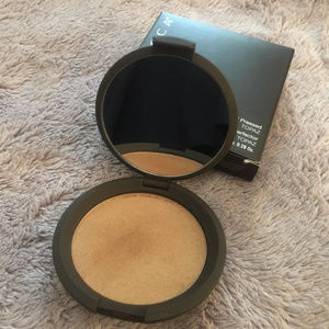 BECCA TOPAZ HIGHLIGHTER